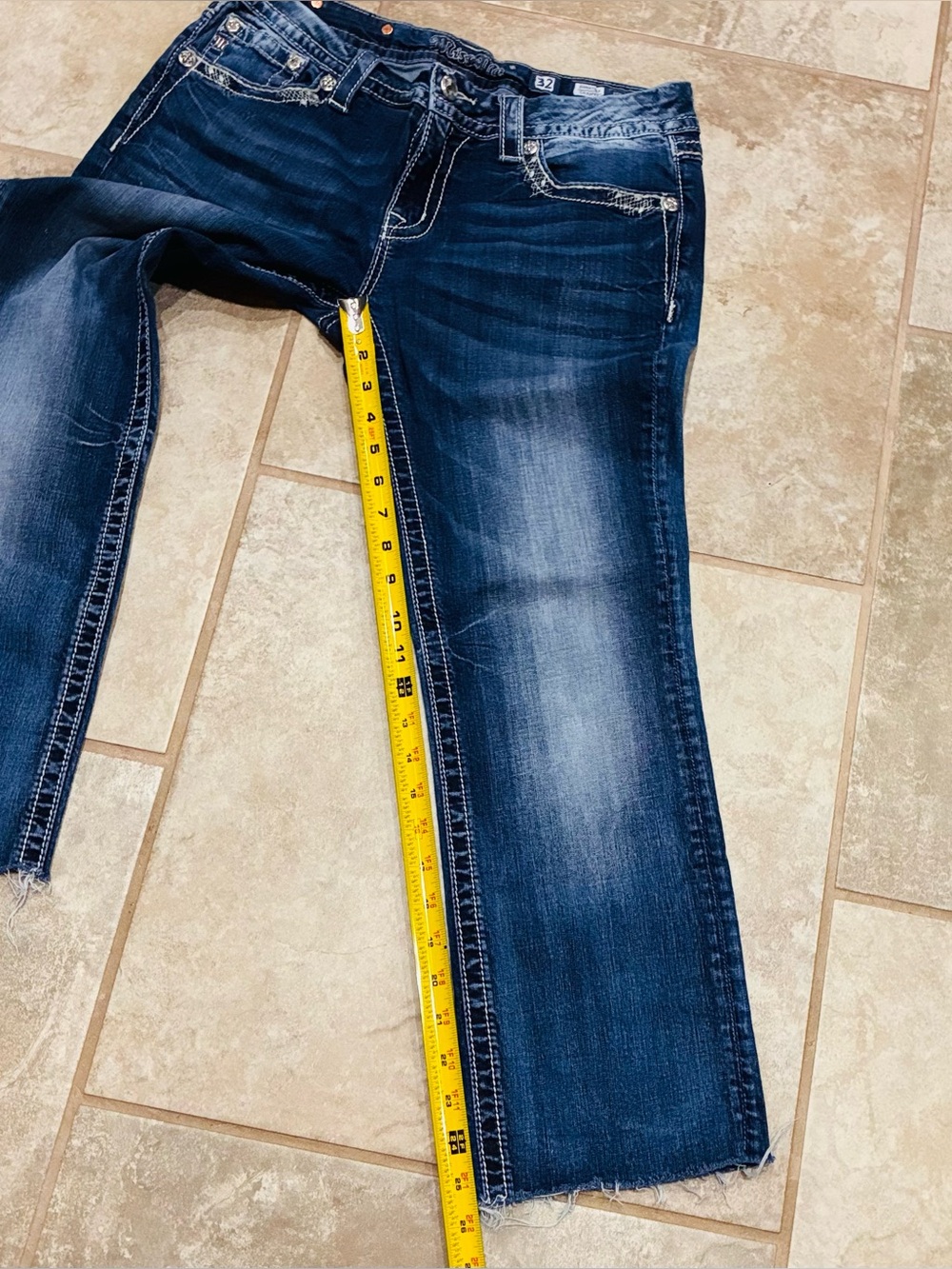 Miss Me Signature Cropped Frayed Stretch Jeans 32x25.5 EUC - Picture 7 of 12